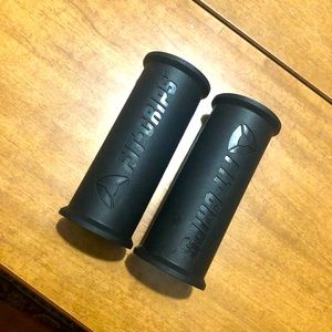 Open BoX (Never Used) Fit Grips